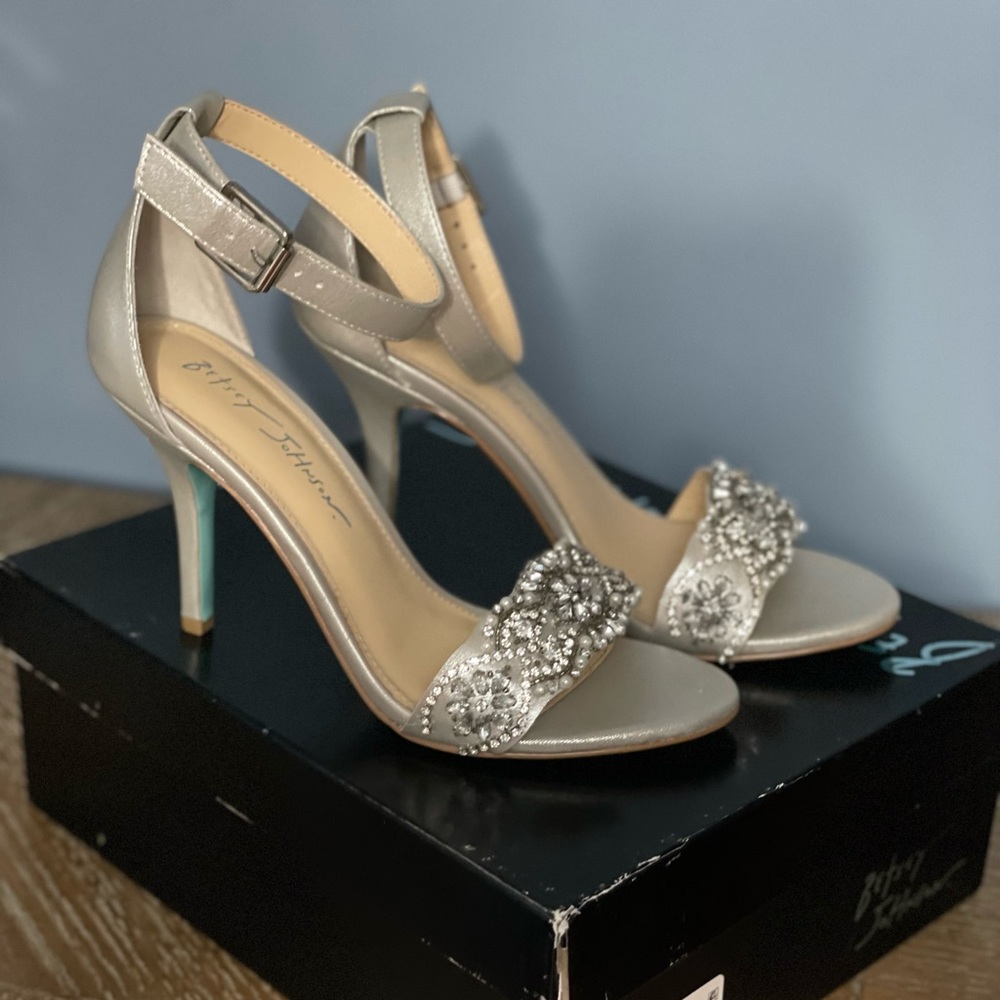 Betsy Johnson silver heels .. size 7.5